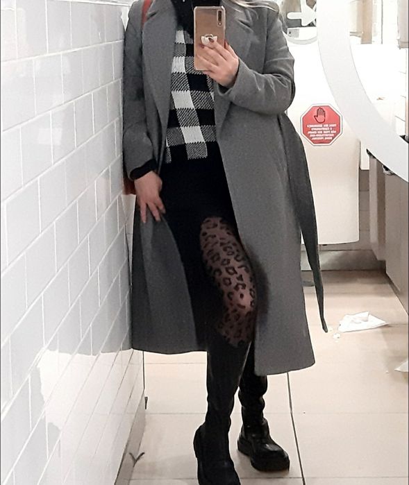 Sobretudo cinzento com cinto