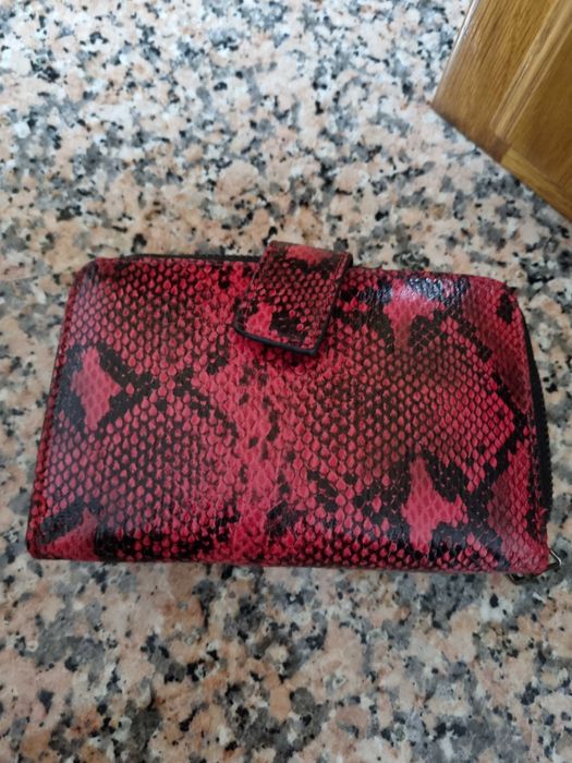 Carteira vermelha e preta