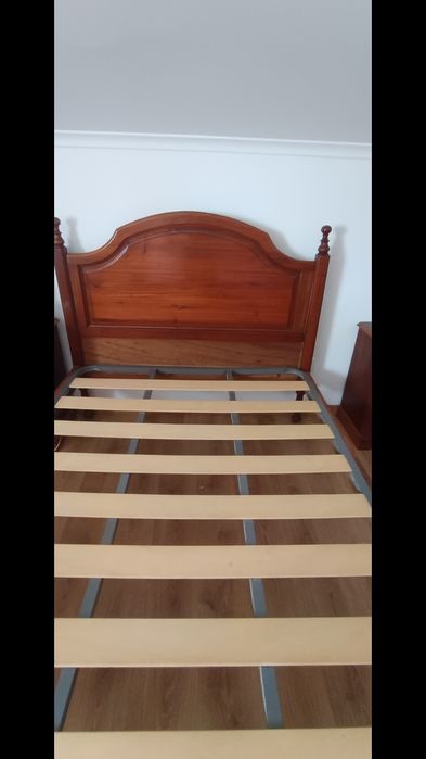 Cama casal e mesinhas cabeceiras  Madeira  compacta