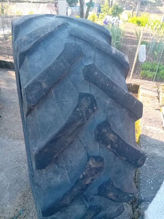 Pneu agricola radial 9 com algum piso