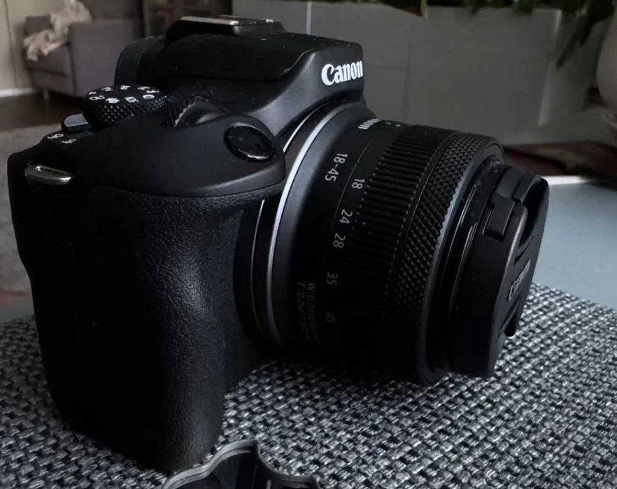 Canon EOS R100 .