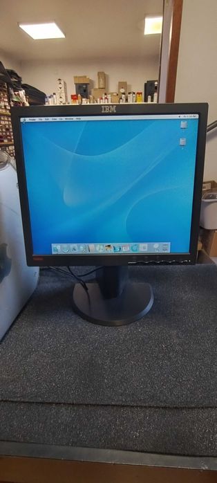 Cztery monitory komputerowe LG 19", IBM 17", Samsung 19", LG 19"