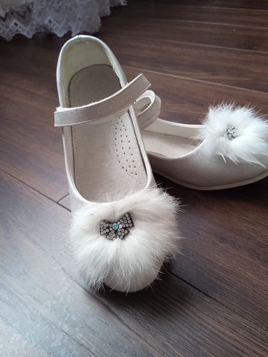 Туфлі для дівчинки.