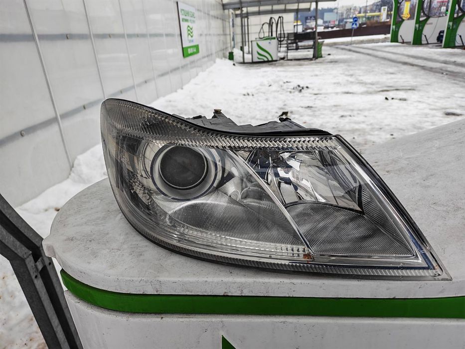 Права фара галоген на Skoda Octavia a5 рестайлінг