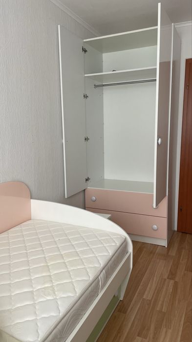 Комплект меблів в дитячу кімнату