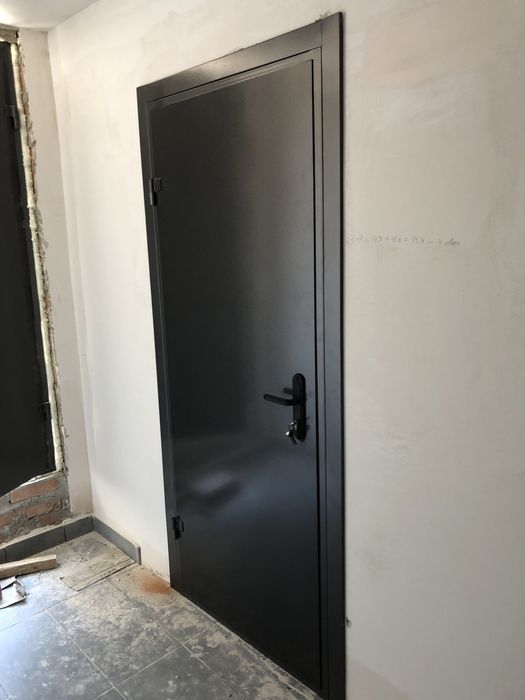 Двері в підвал технічні кладовку металеві з замком.