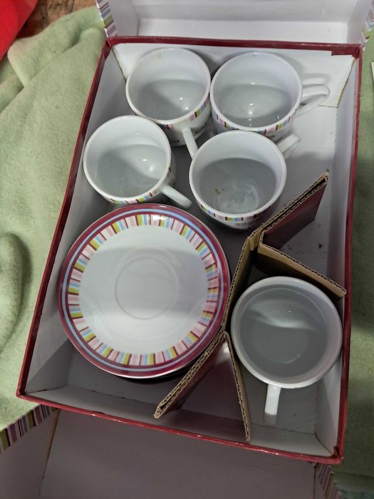 5 filiżanek i 6 talerzyków z porcelany do zabawy stan bdb