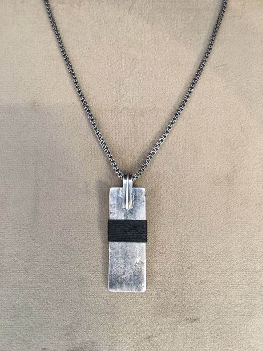 Fio com medalha em prata oxidada