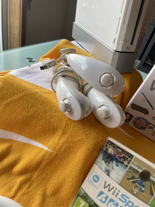 Lote Wii completo - Consola Wii + 3 comandos + 3 jogos (sonic etc) + 3 nunchuks + 2 volantes