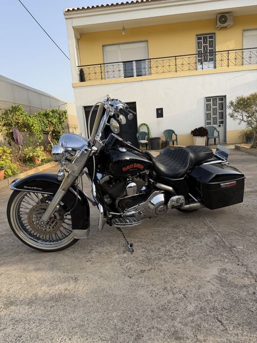 Harley-Davidson Road King 2001 estilo Chicano/Bagger.