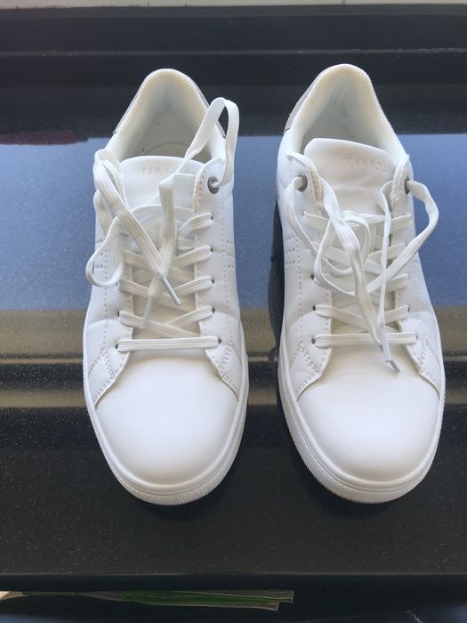 Ténis em cor branco de marca Tiffosi