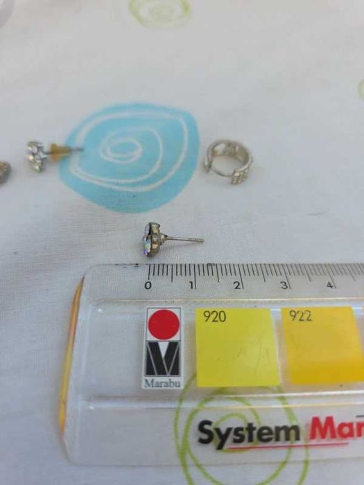 Conjunto / lote de vários brincos com brilhantes em falta