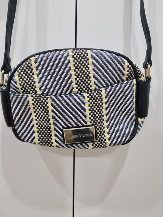 Mala tiracolo azul e preta