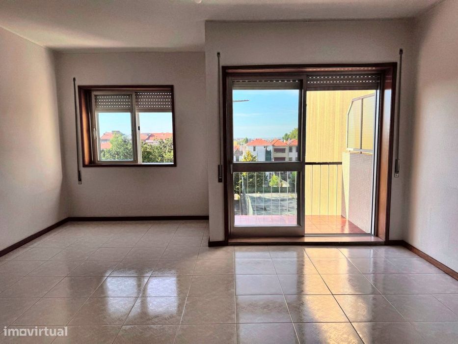 T2 com varanda e elevador em Paranhos, junto à Costa Cabral