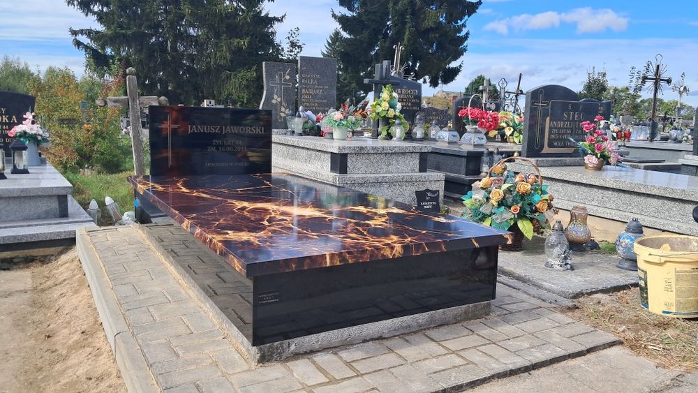 Nowoczesne pomniki z kompozytu 4899 zł z montażem Cały Kraj.