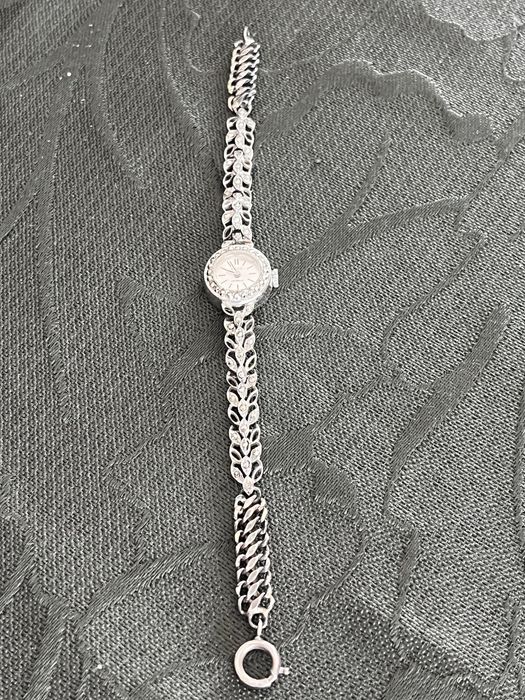 Relógio de senhora de corda com caixa e bracelete todo em prata antigo