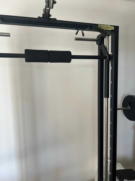 Rack com barra assistida Technogym musculação fitness