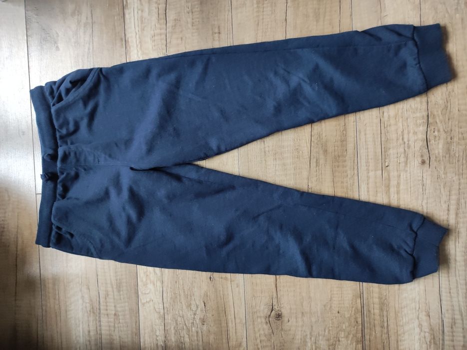Granatowe spodnie dresowe rozmiar 134