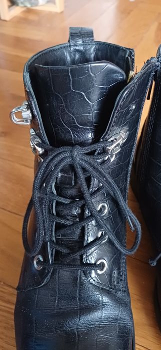 Czarne skórzane wiązane botki trzewiki.