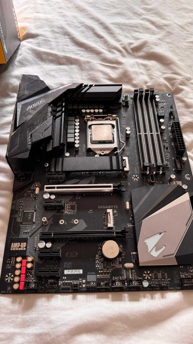 i7 9700K + Gigabyte Z390 AORUS Elite + Corsair A500