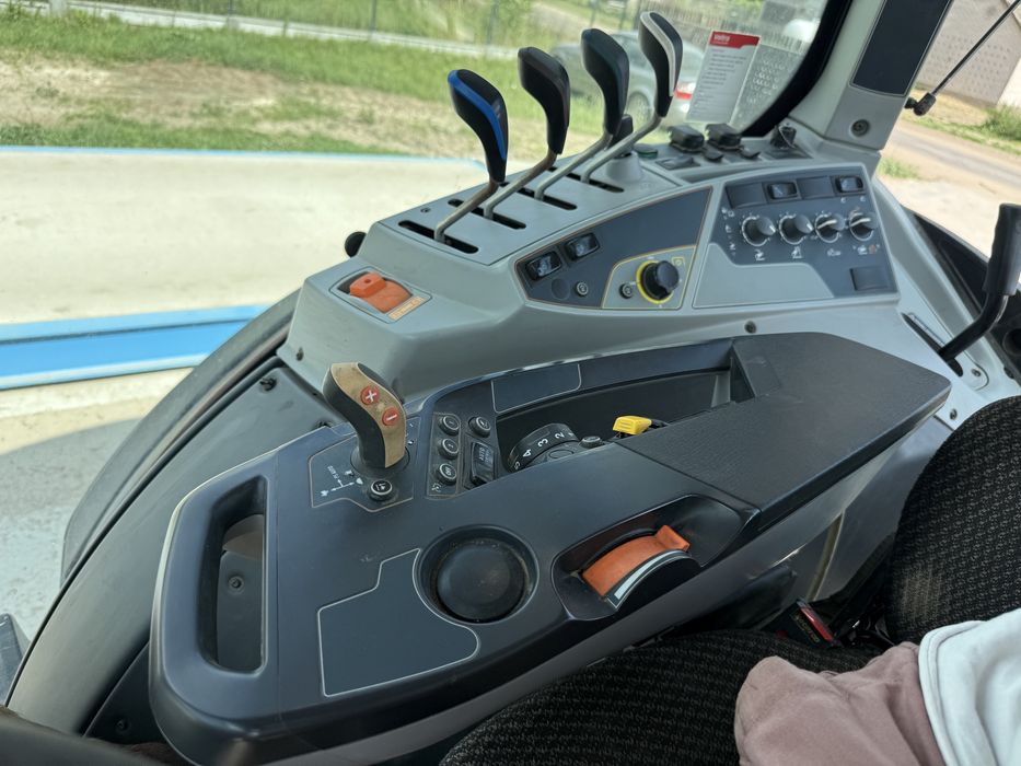 Valtra T214 Versus ciagnik rolniczy