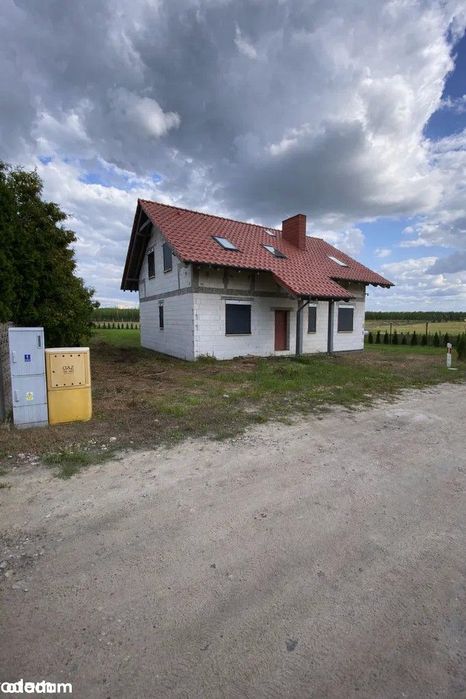Dom blisko lasu. Wszystkie media i kanalizacja. Parter biuro, gabinet