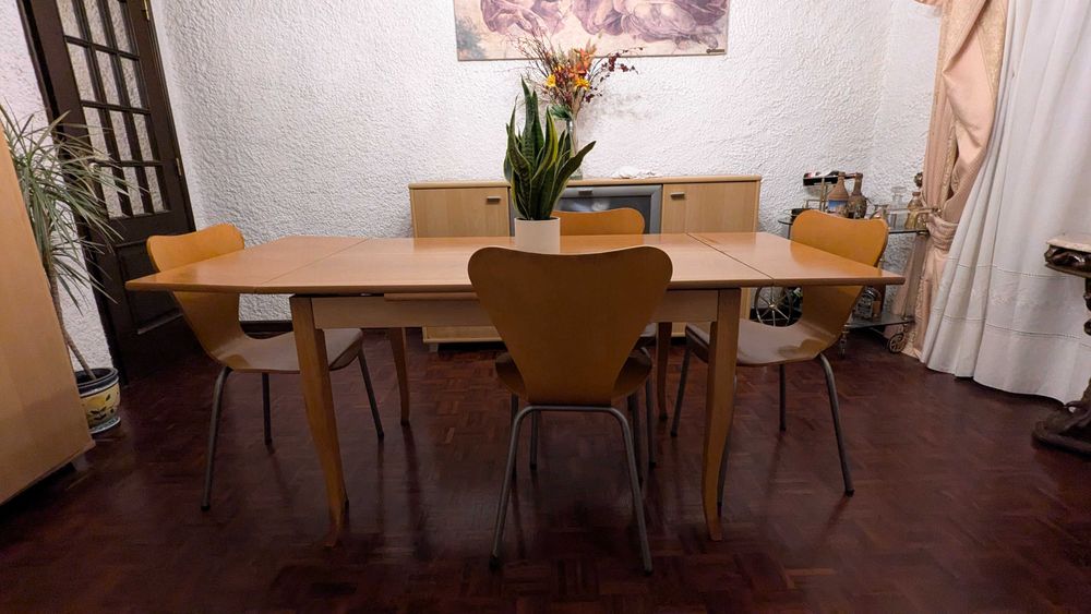 Conjunto inteiro de Mesa + 4 cadeiras + Estante + Aparador