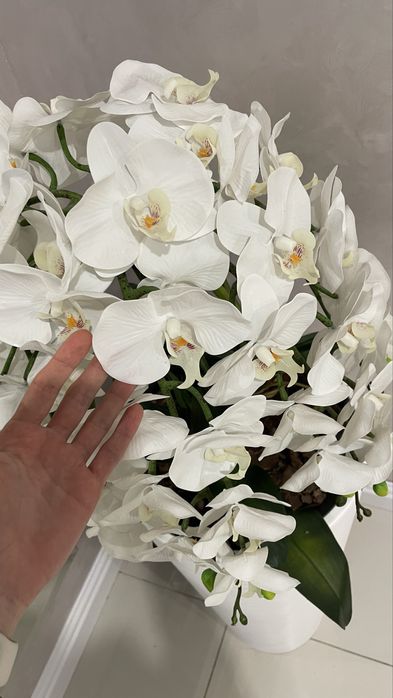 Вазон зі штучною орхідеєю