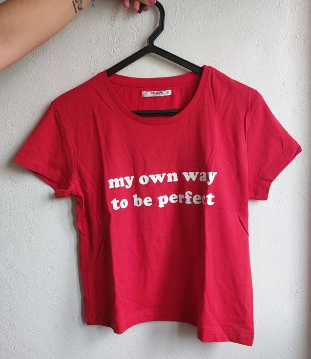 T shirt vermelha pull&bear tamanho S64284168237313122