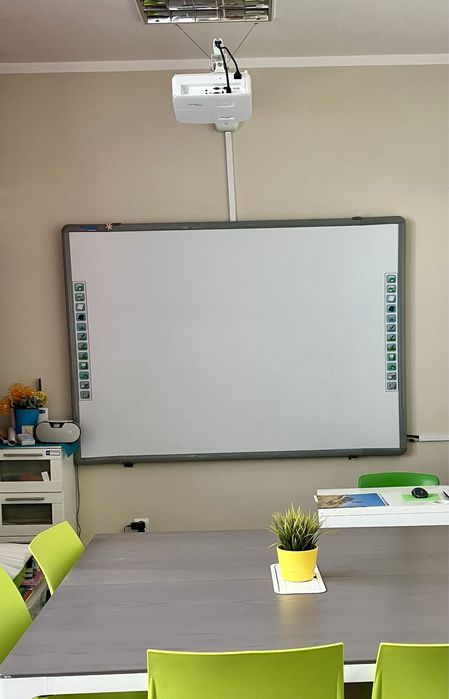 Sprzedam tablicę interaktywną Qomo z projektorem Optoma + uchwyt