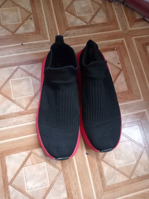 Кросівки жіночі 42