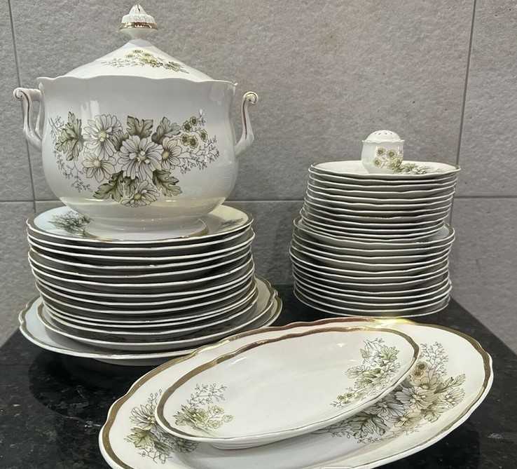 Столовий сервіз на 12 персон. Коростень. СРСР.