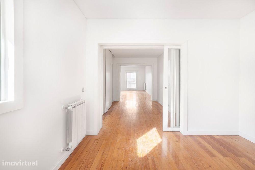 Apartamento no Chiado com 2 salas e 2 quartos e 2 lugares de estaciona