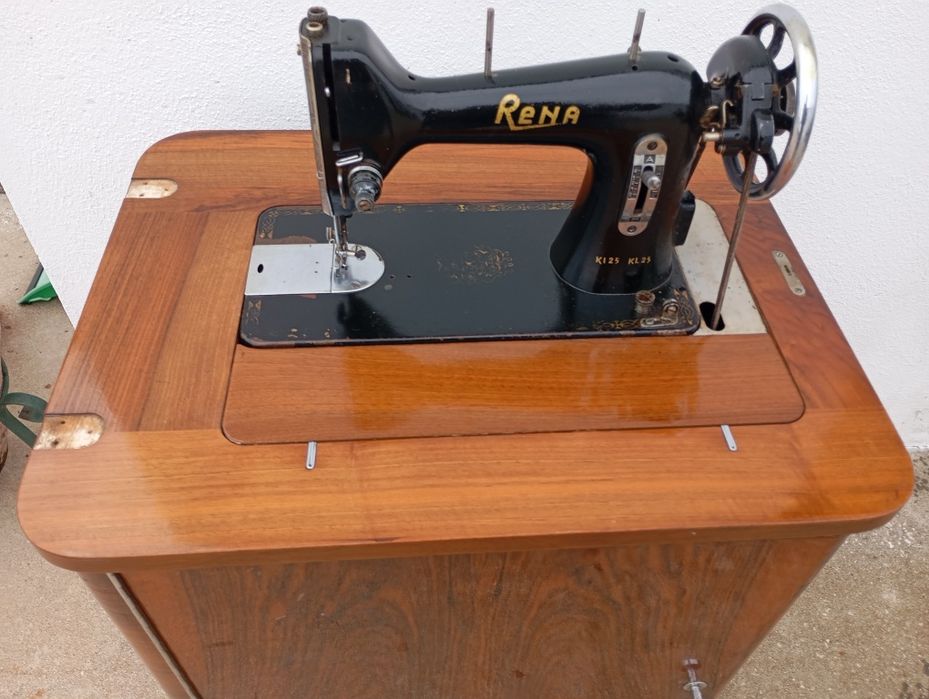 Máquina costura marca Rena a funcionar