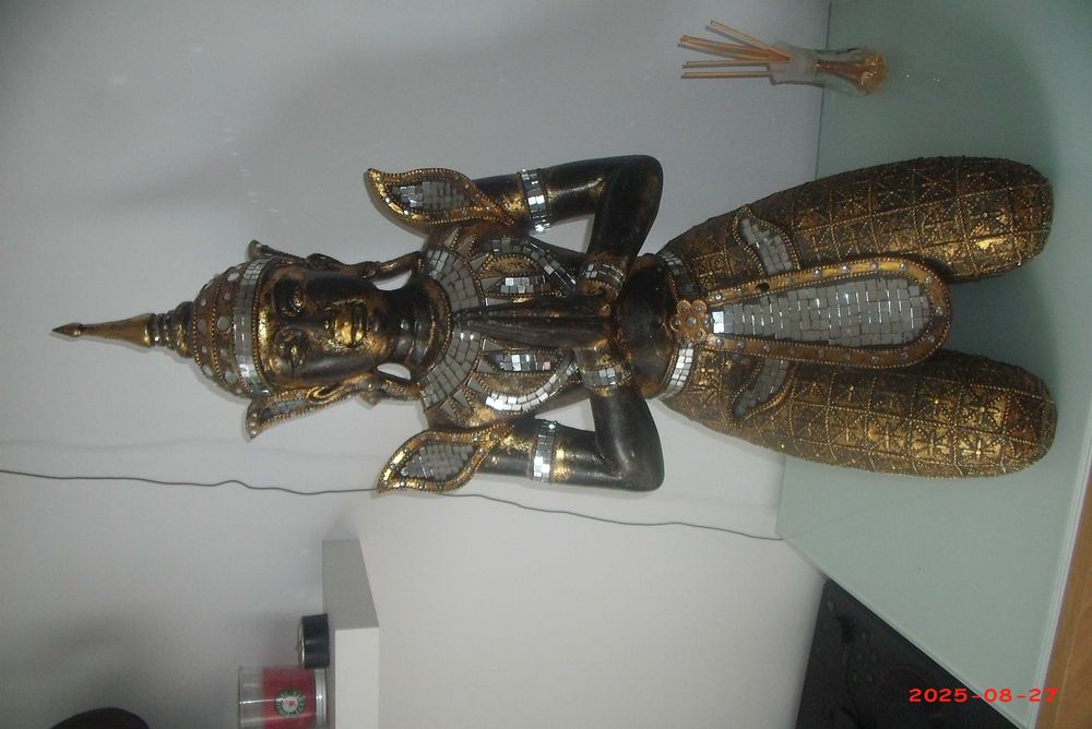 Vendo estatueta  com 60 cm altura por 25 euros