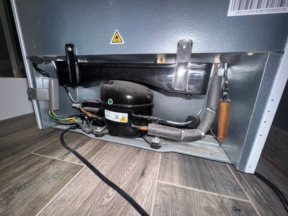 Sprzedam kompaktową i niezawodną lodówkę Electrolux LXB1AE13W0 (biała)