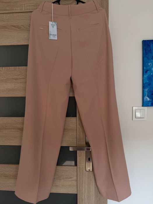 Eleganckie pudrowe spodnie marki guess