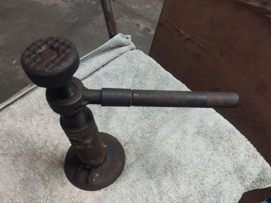 PRL zabytkowy podnośnik lewarek śrubowy