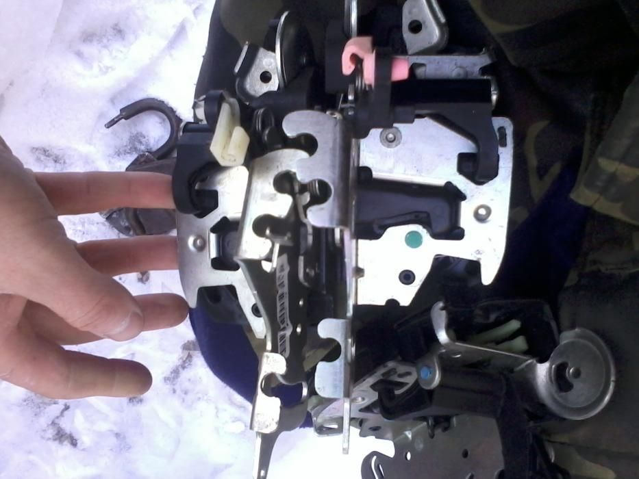 Продам недорого дверные замки мерседес вито виано оригинал.звоните.