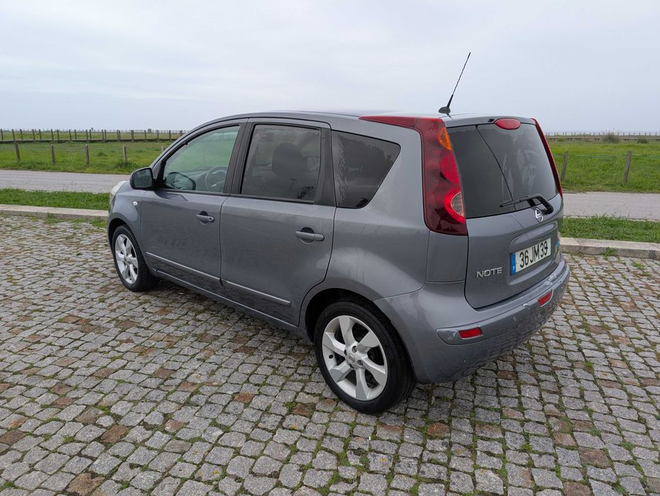 Nissan Note 2010 - Gasolina - Muitos Extras