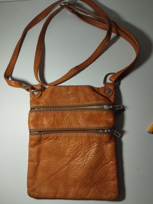 Шкіряна сумка на довгому ремінці