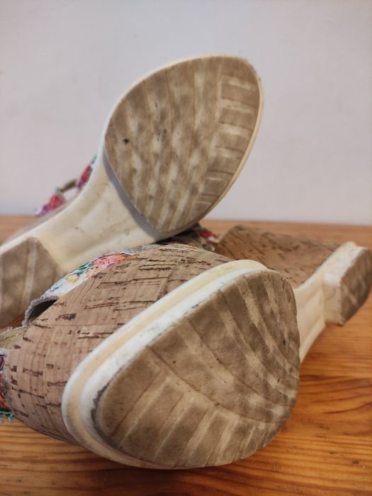 Sandália coloridas com Cunha