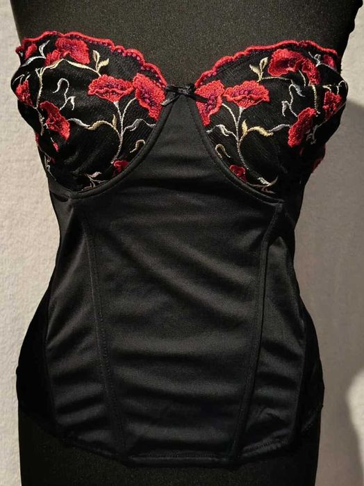 Gorset z haftem na biuście