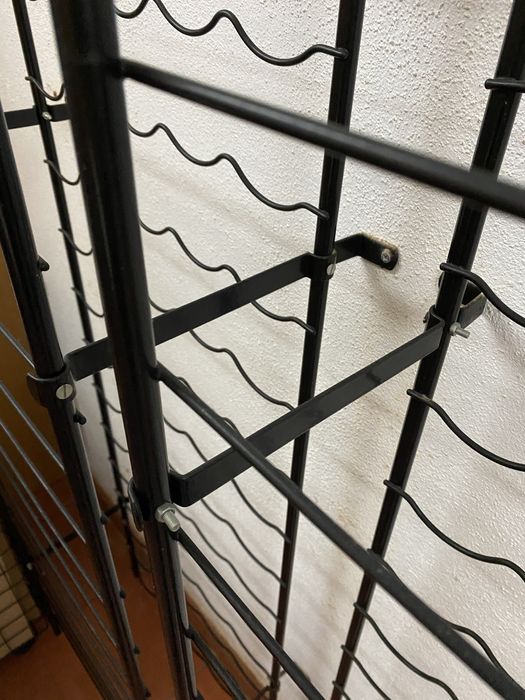 Garrafeira metálica vertical com capacidade para 105 garrafas