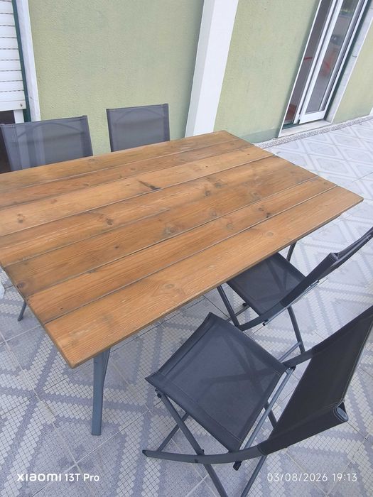 Mesa de exterior com 4 cadeiras