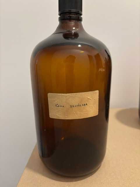 Conjunto recipientes antigos de laboratório