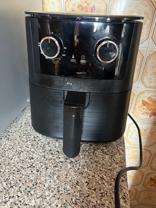 Air fryer com sinais de uso