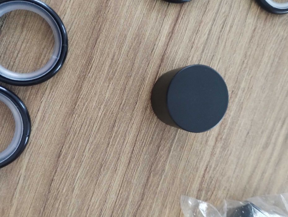 Kółka z żabkami na karnisz czarne 68 sztuk fi 19