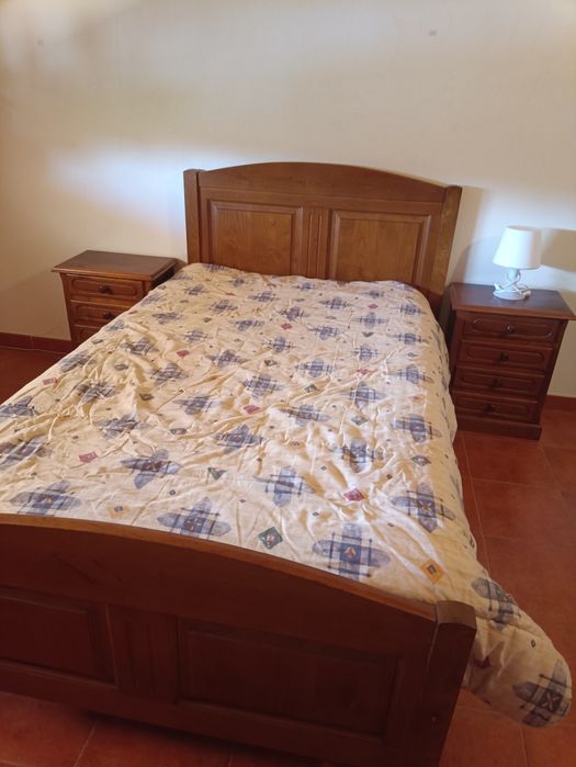 Cama completa e 2 mesinhas de cabeceira em madeira maciça