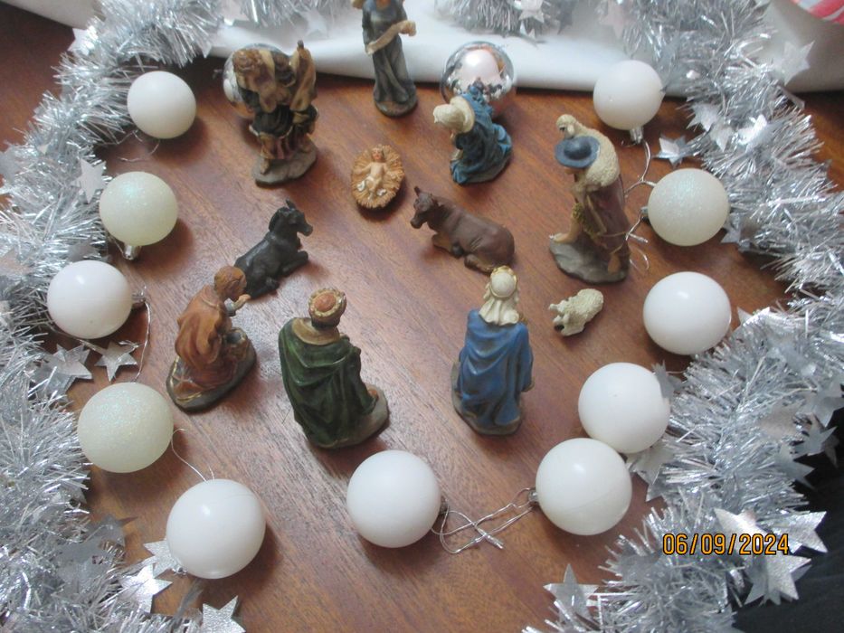 Figuras do presépio e alguns enfeites natalícios